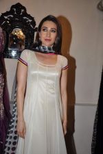 Karisma Kapoor at designer Archana Kocchar store in Juhu, Mumbai on 8th March 2013 (33).JPG